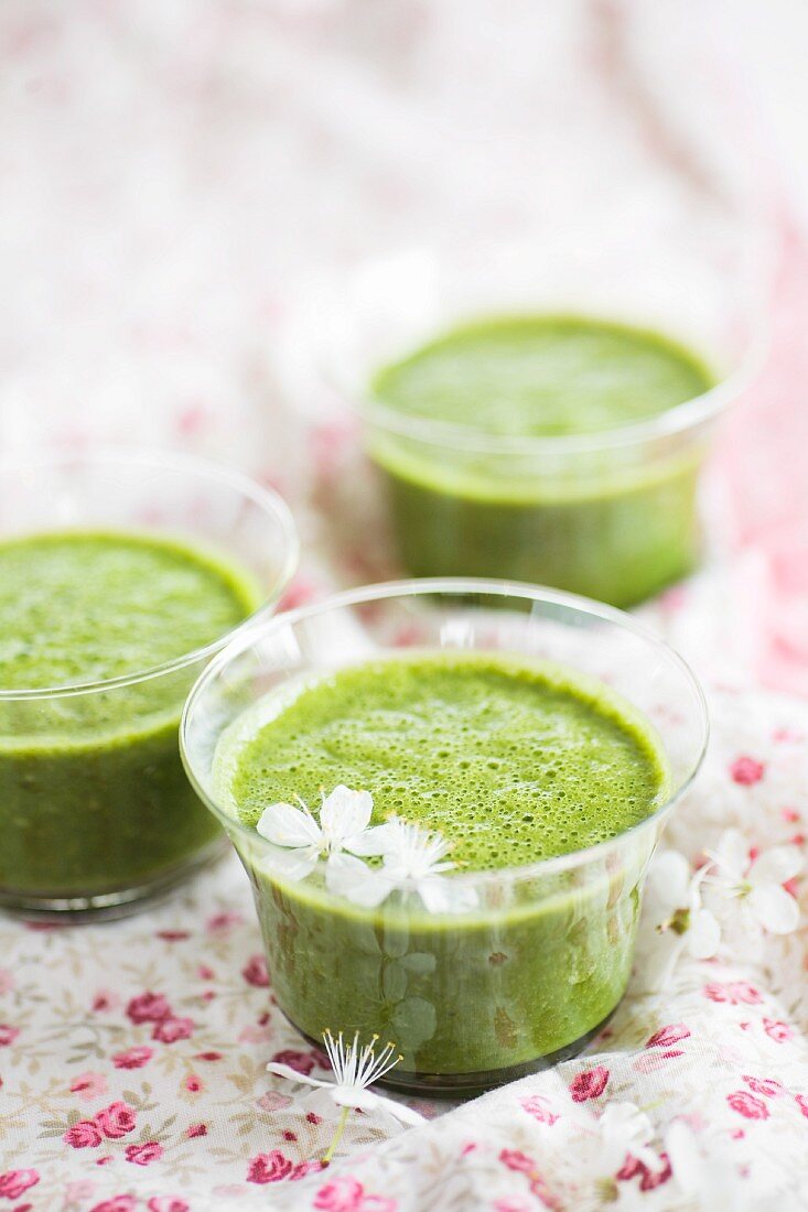 Green smoothies with barley