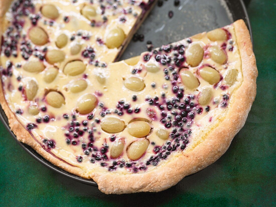 Quarkkuchen mit Weintrauben und Holunderbeeren