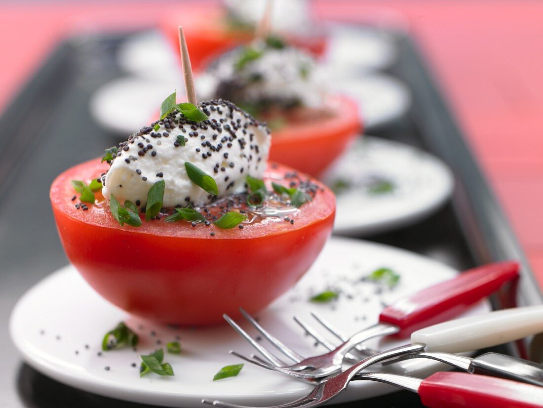 Tomatenspiesse mit Frischkäse, Mohn und Schnittlauch