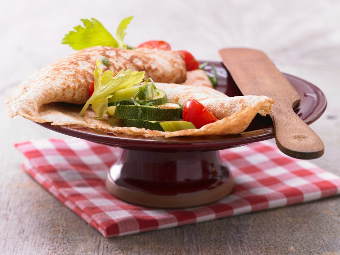 Dinkelpfannkuchen mit Tomaten-Zucchini-Gemüse