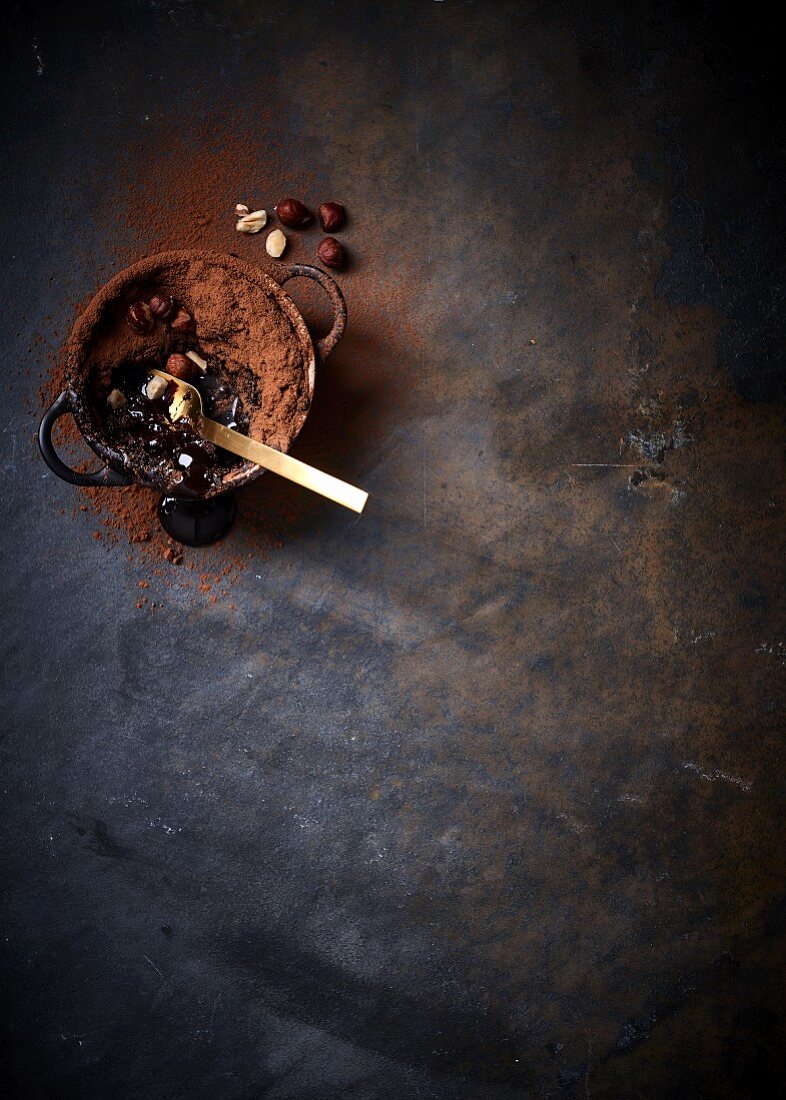 Self-saucing Schokoladenpudding mit Haselnüssen