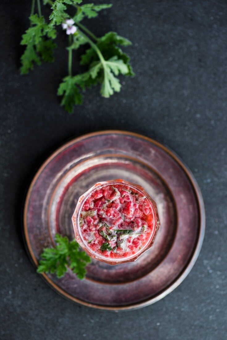 Biercocktail mit Himbeeren und Duftgeranien (Draufsicht)