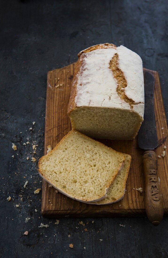 A tin loaf on a chopping board, sliced