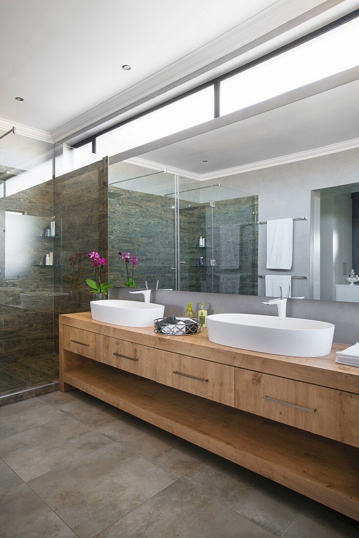 Modernes Badezimmer mit langem Waschtisch und Oberlichtern
