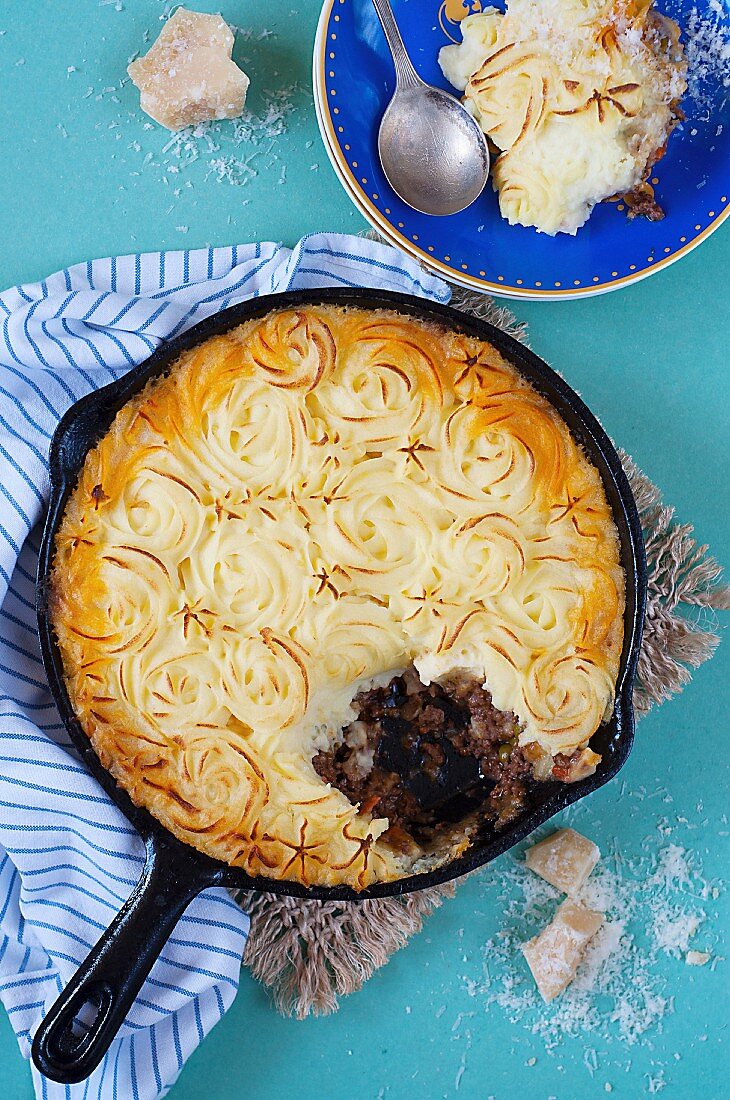 Cottage pie with minced beef and potato purée rosettes