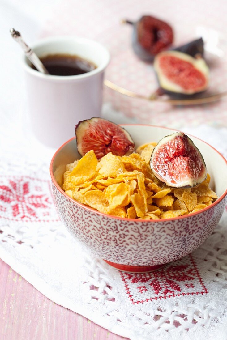 Cornflakes with figs and coffee