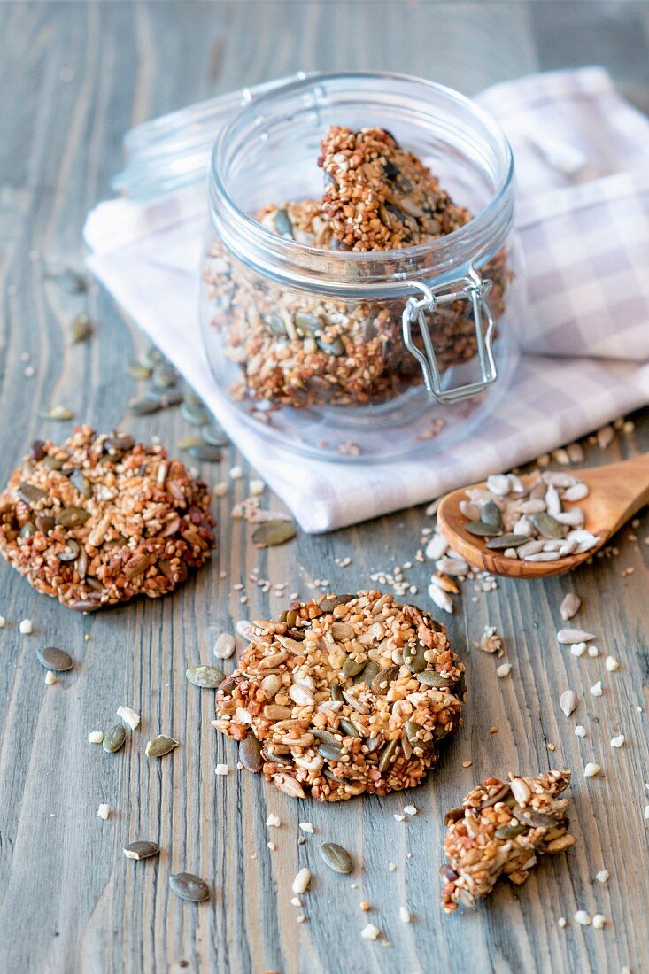 Low-carb sesame seed crackers with sunflower seeds, pumpkin seeds, honey and almonds