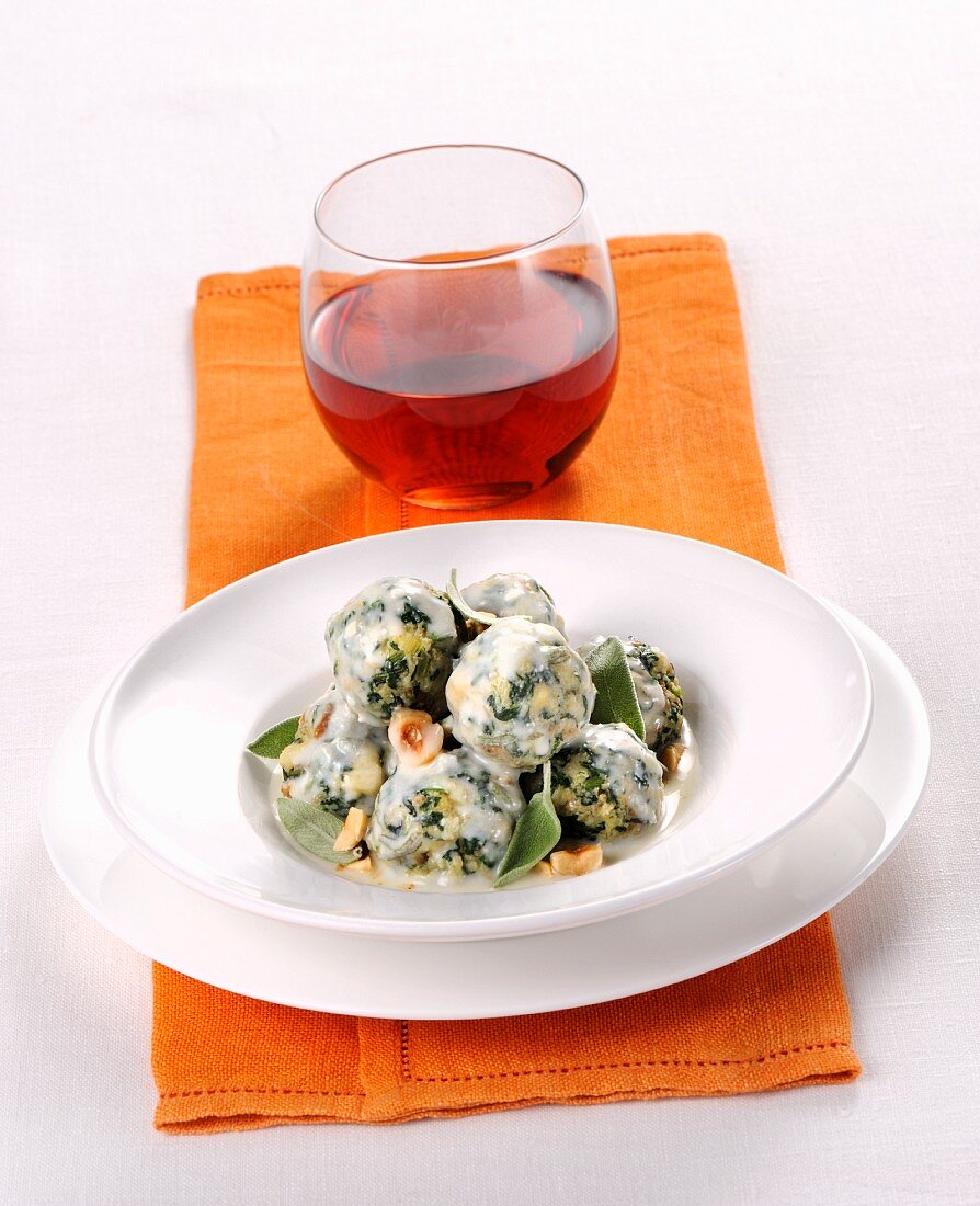 Semmelknödel mit Kräutern und Gorgonzola