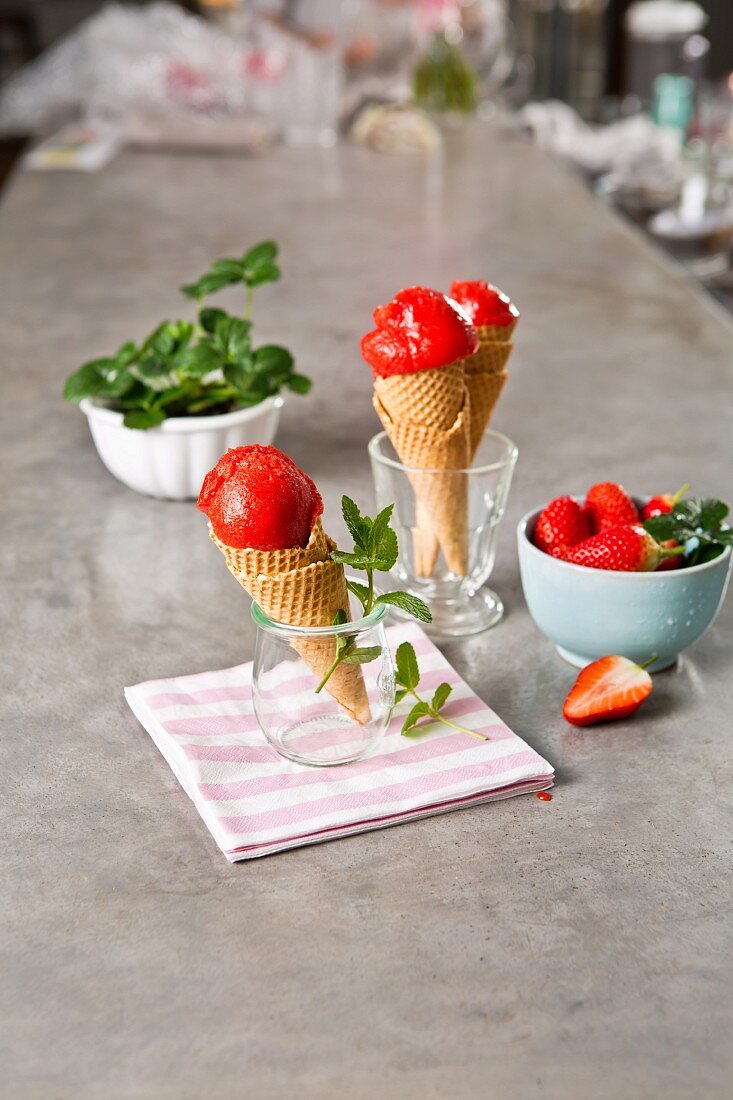 Erdbeersorbet mit Holunderblütensaft in Waffelhörnchen