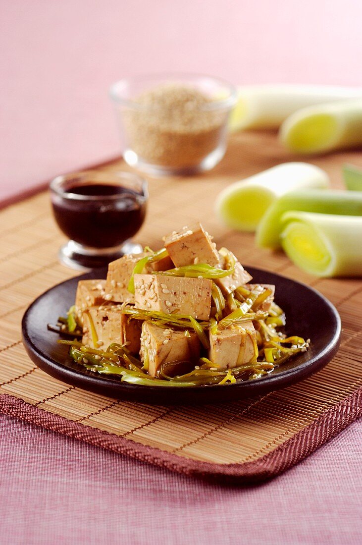 Tofu mit Lauch, Sesam und Sojasauce (Asien)