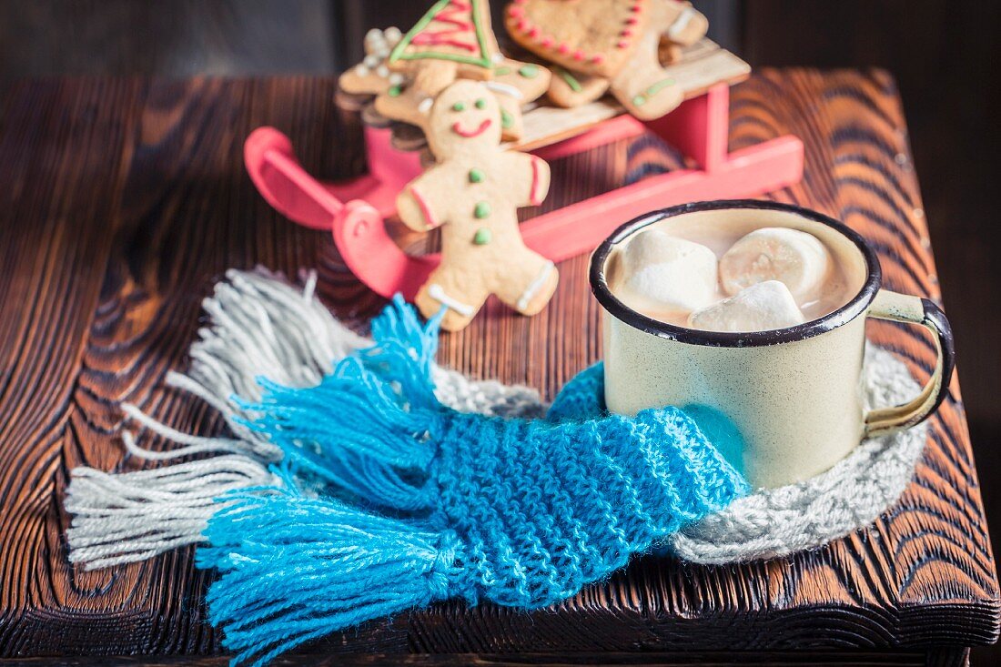 Heiße Schokolade mit Marshmallows zu Weihnachten