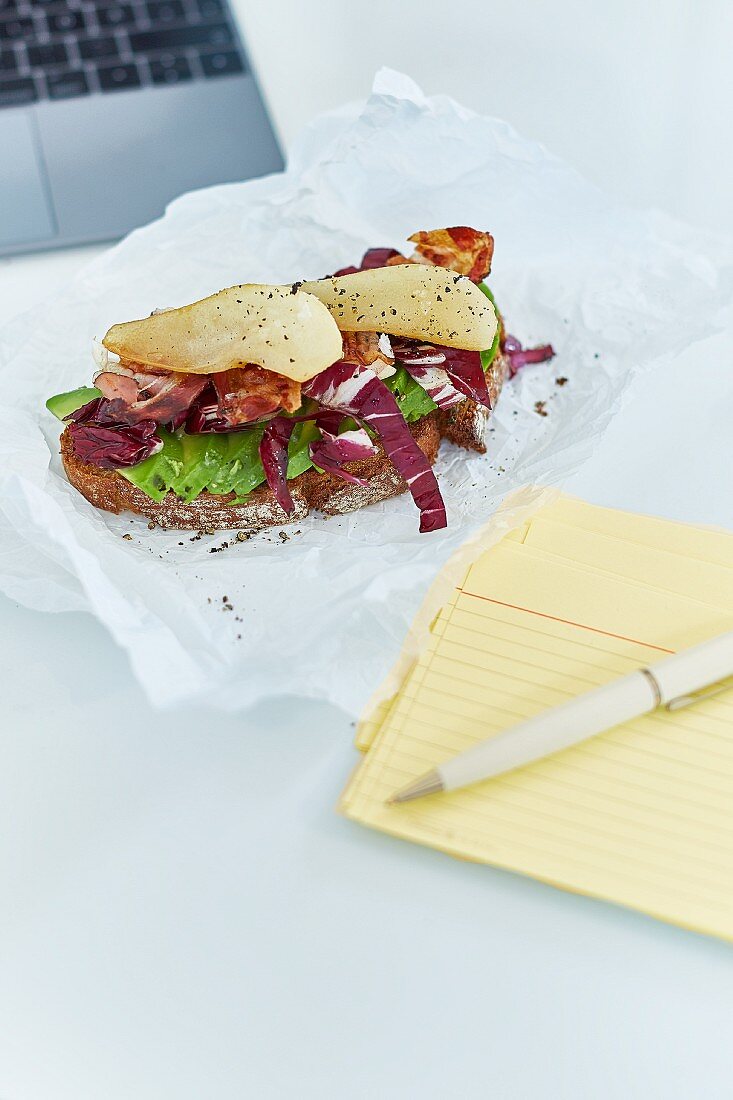 Brot mit Avocado, Radicchio, Speck und gerösteten Birnen