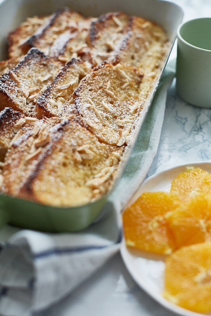 Gebackener French Toast mit Mandelstiften und Orangenscheiben