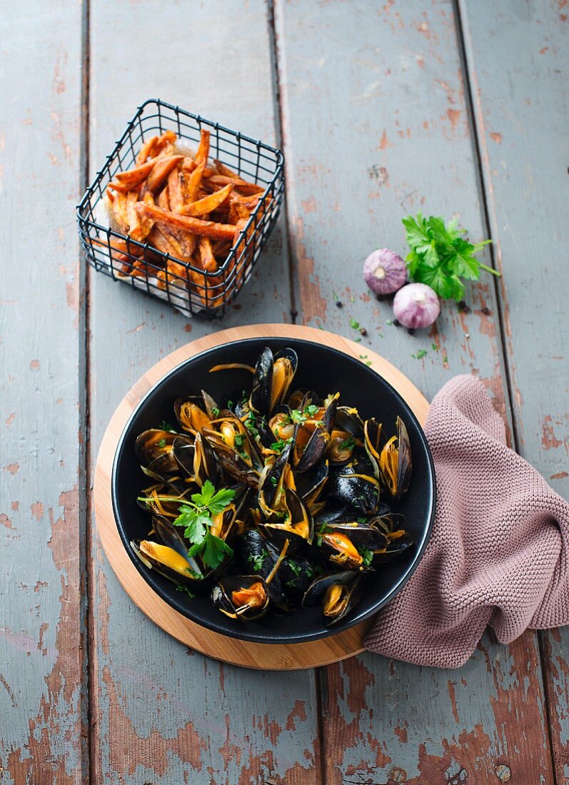 Mussels with sweet potato chips