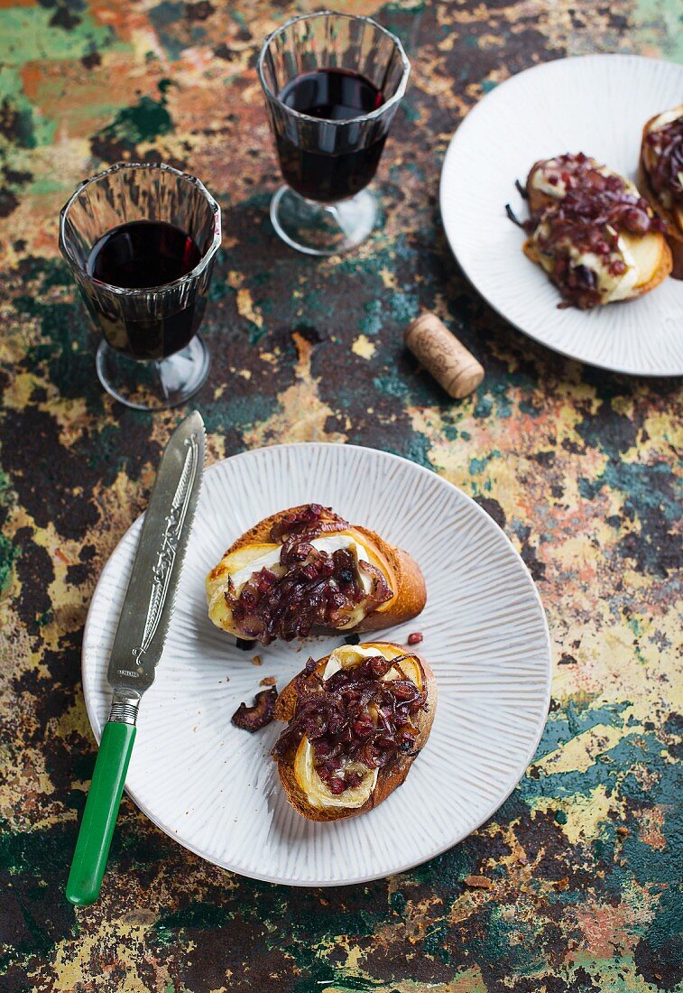 Crostini mit Rotweinzwiebeln, Äpfeln und Käse