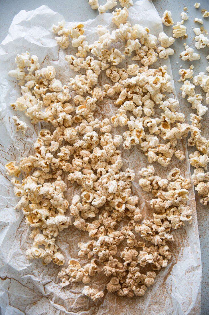 Popcorn, mit Zimt bestreut