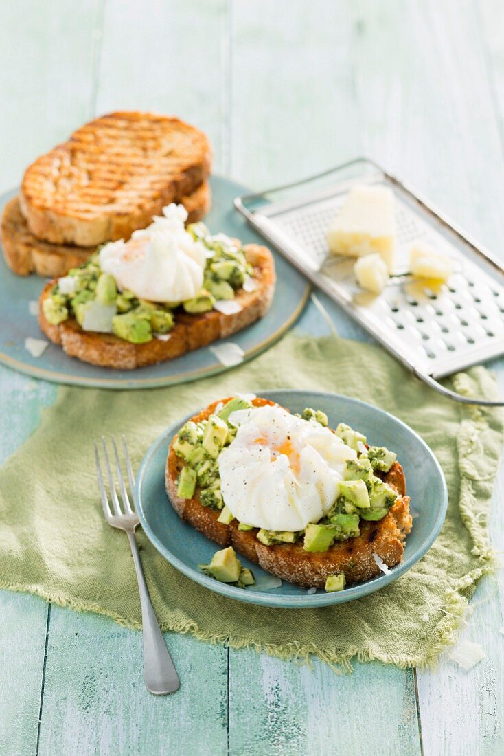 Crispy toast with avocado and poached eggs