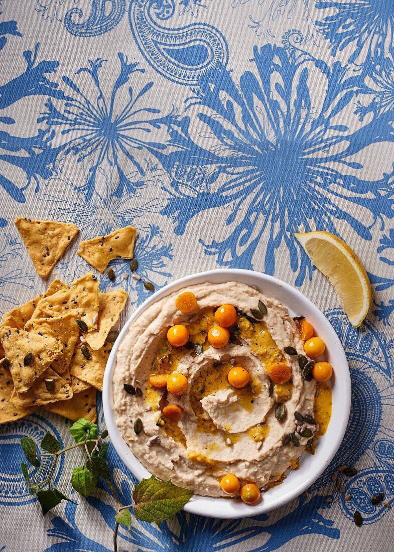 Cannellini-Hummus mit Physalissauce und Tortillachips