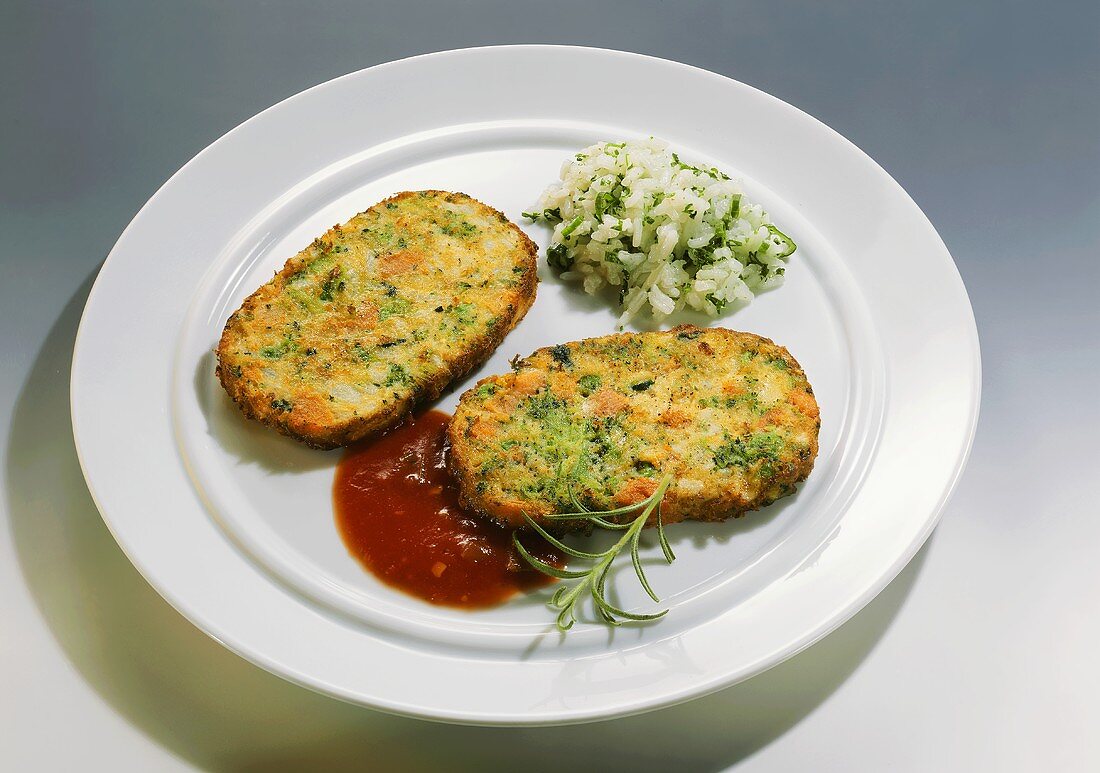 Möhren-Brokkoli-Puffer mit Tomatensauce & Kräuterreis