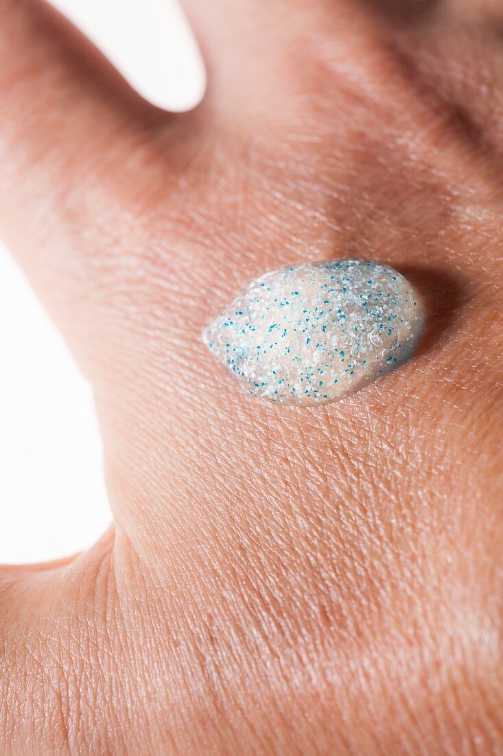 Cosmetic product containing microbeads