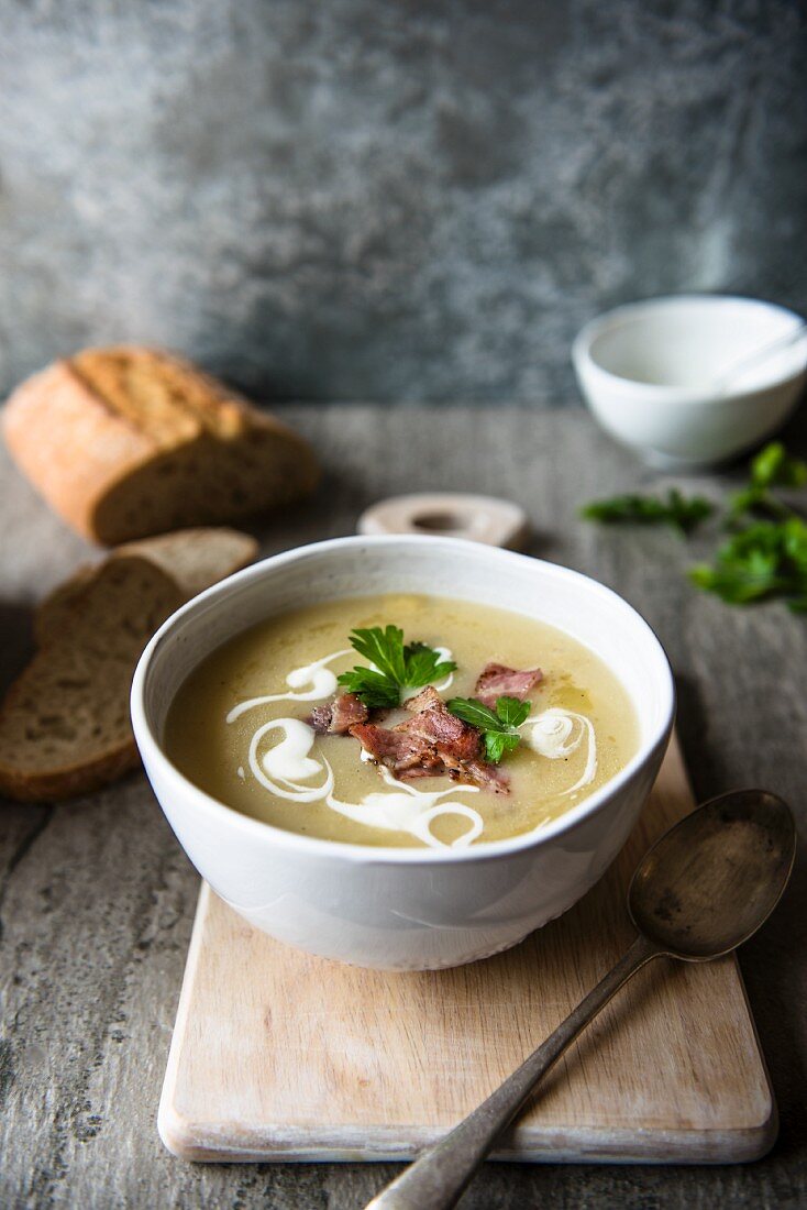 Pastinakensuppe mit Speck, Sahne und Petersilie