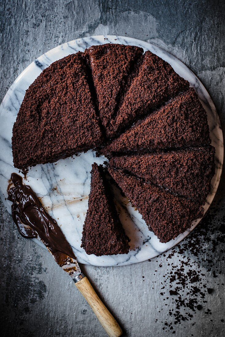 Brooklyn Blackout Cake (Schokoladentorte, England), in Stücke geschnitten