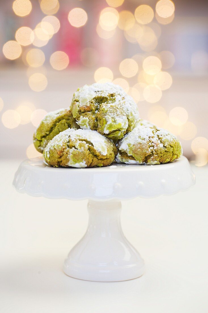 Schneekugel-Kekse mit Matcha und weisser Schokolade auf einer kleinen Etagere