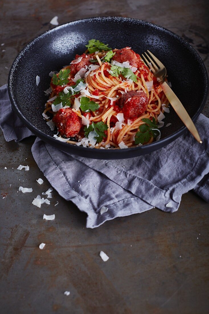 Spaghetti mit Tomatensauce und Salsiccia-Hackbällchen