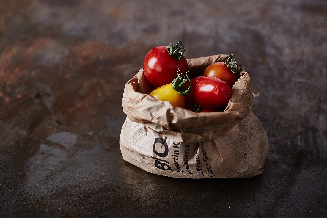 Tomaten im Papiersack