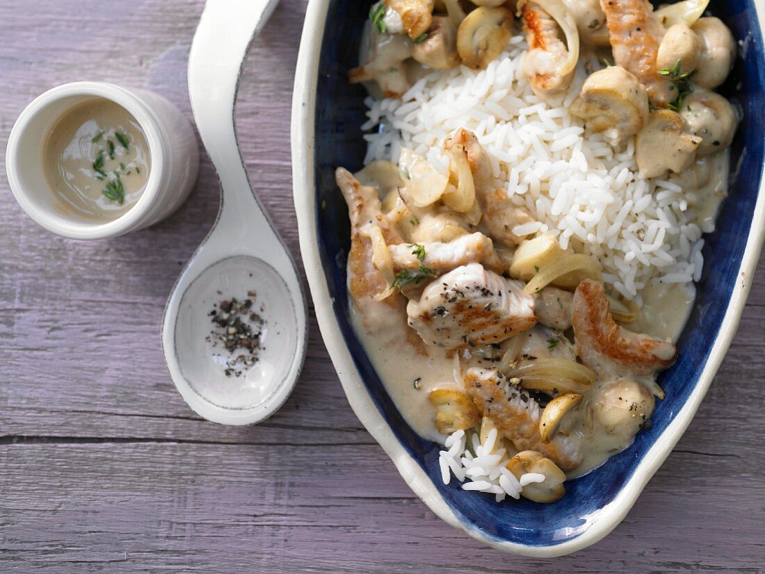 Turkey sliced ​​with mushrooms and rice