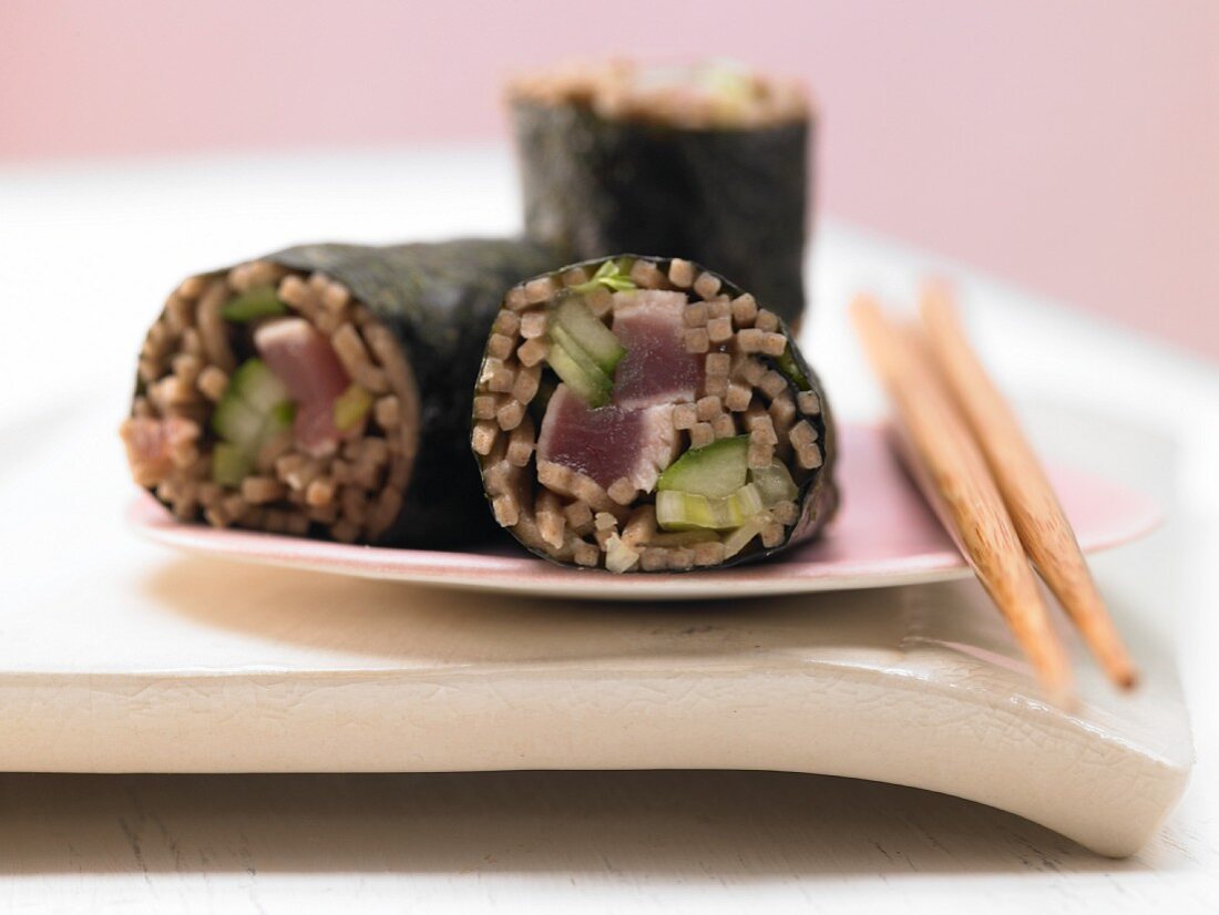 Tuna maki rolls with soba noodles