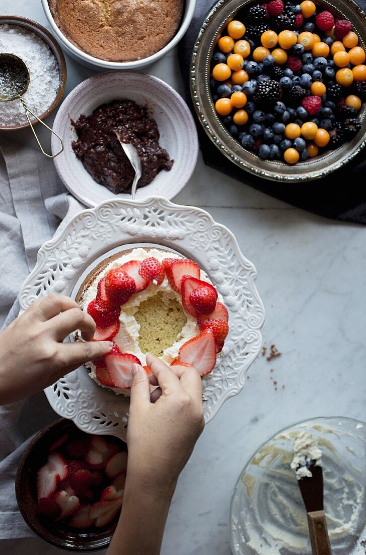 Vanillekuchen mit frischen Erdbeeren dekorieren