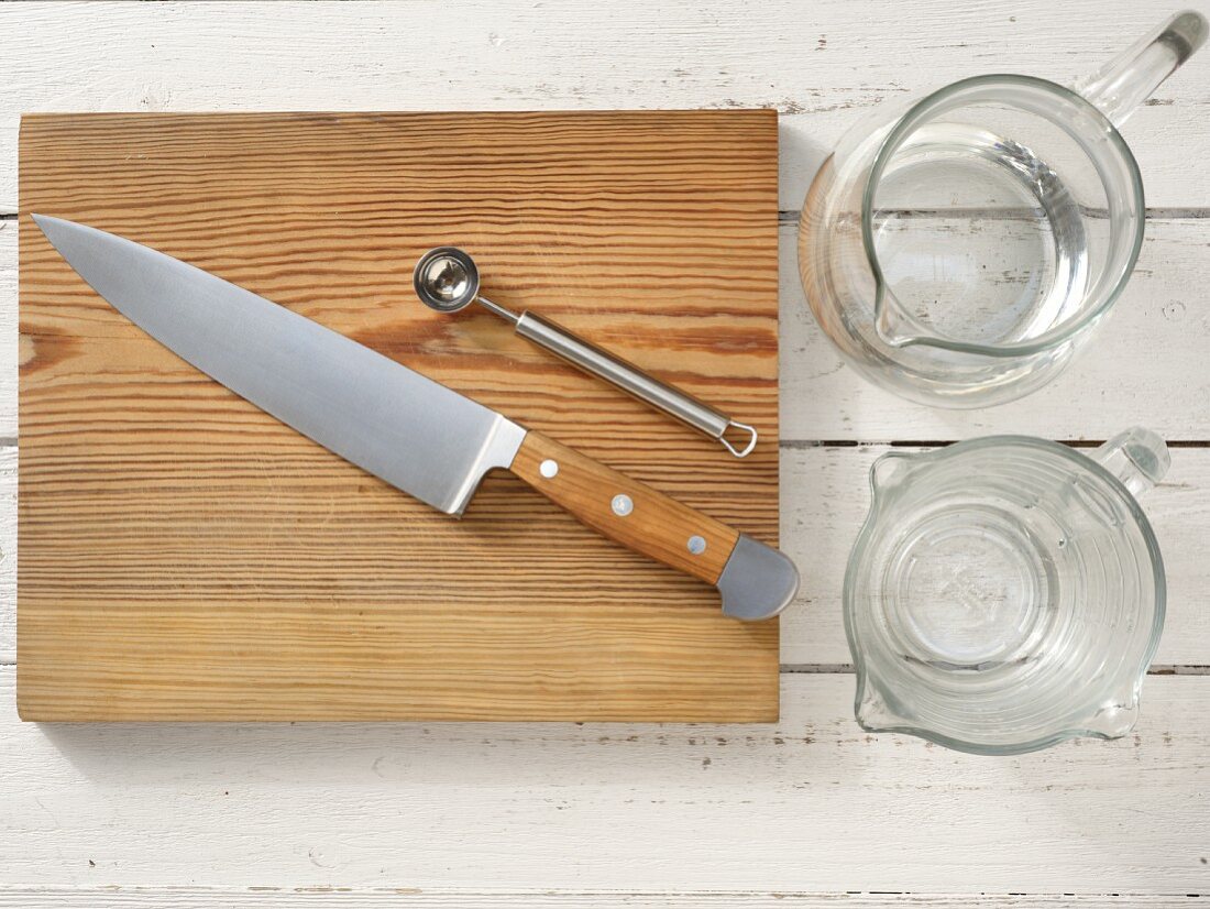 Kitchen utensils for the preparation of sangria with grapes and melon