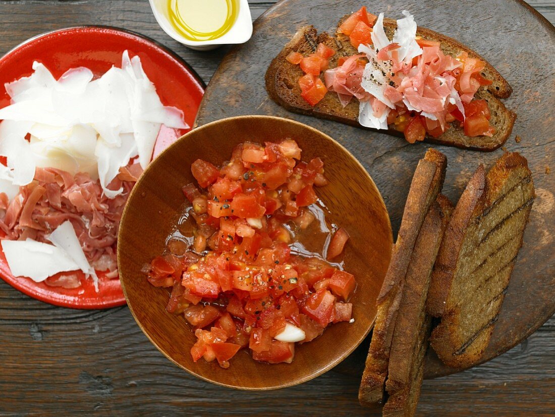 Catalan toasted bread with tomatoes