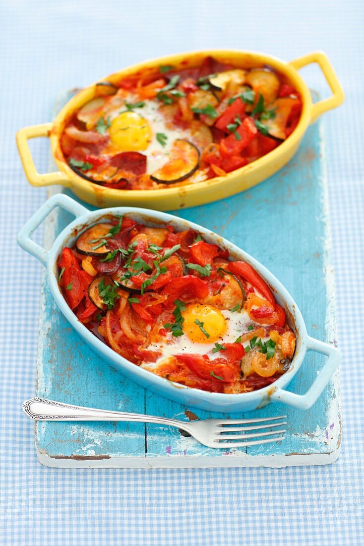 Shakshuka mit Gemüse, Ei und Salami