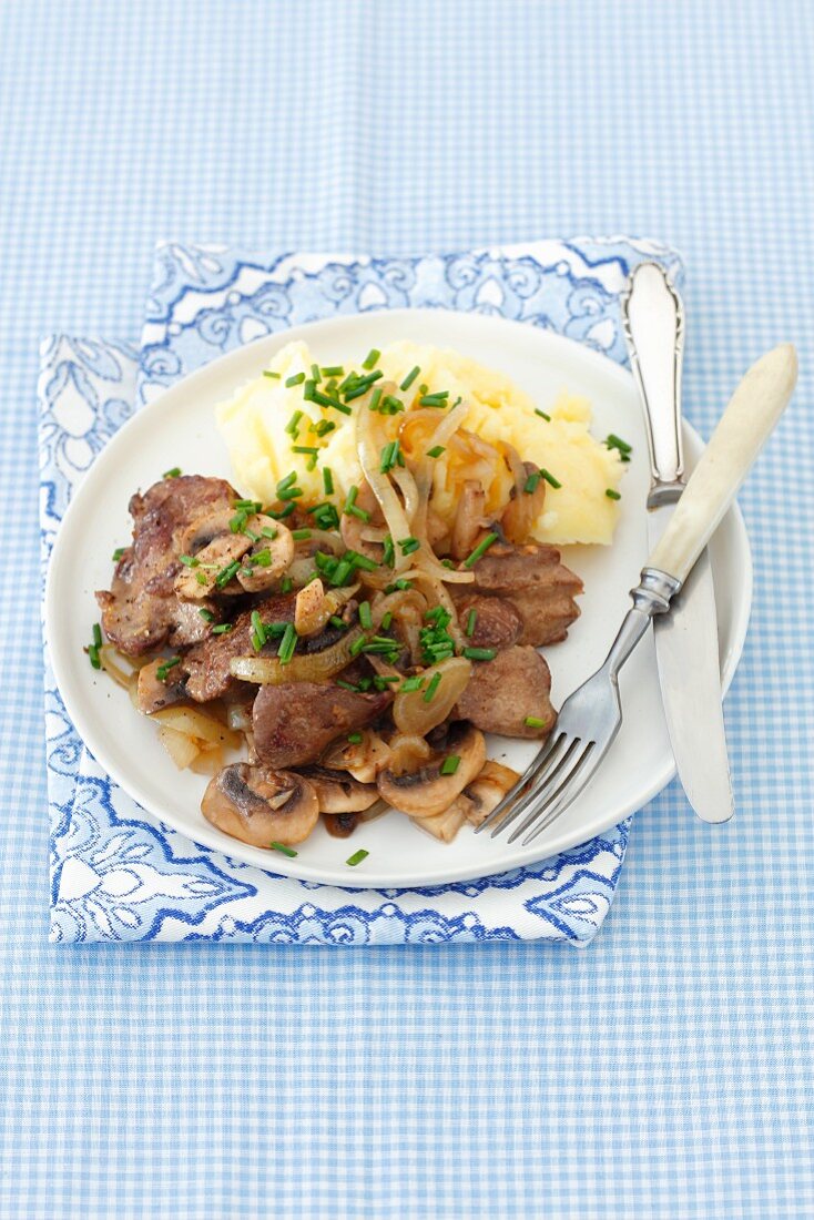 Chicken liver with onion, mushrooms, potato purée