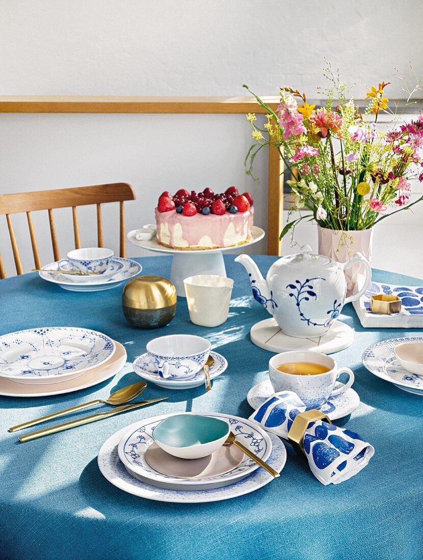 Gedeckter Teetisch im ostfriesischen Stil in blau-weiss mit Blumenstrauss