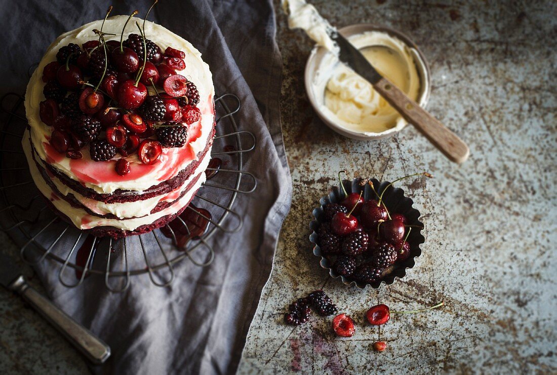 Red Velvet Cake mit Beeren und Kirschen