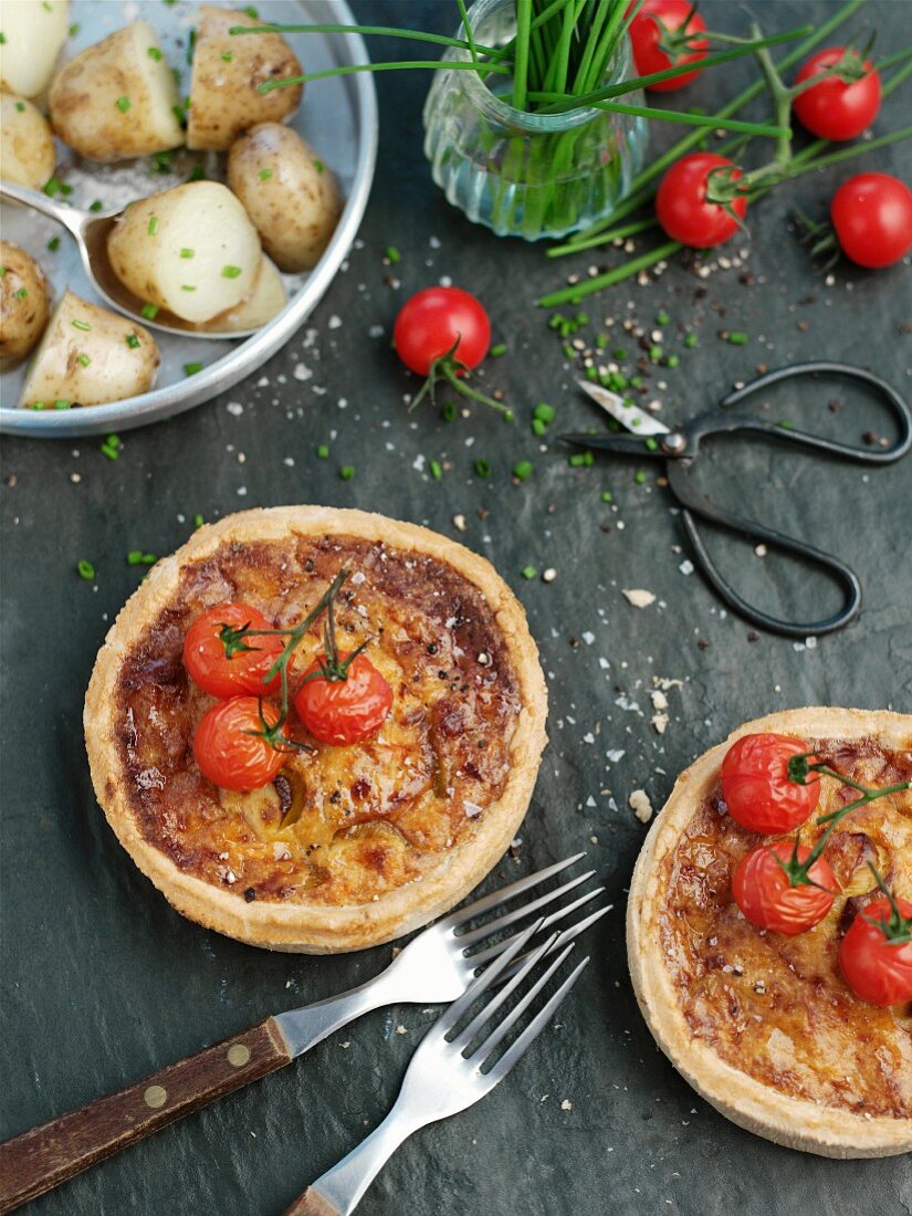 Drei-Käse-Tarte mit Kirschtomaten und Kartoffeln