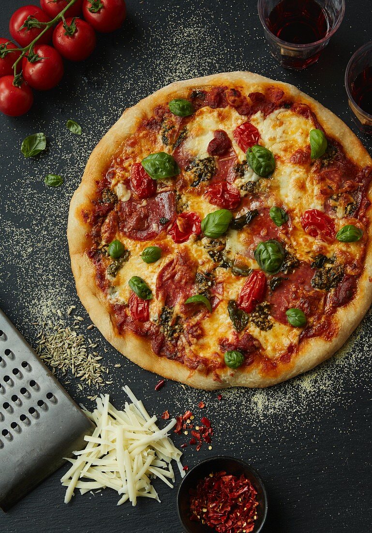 Peperoniwurst-Pizza mit Basilikum (Draufsicht)