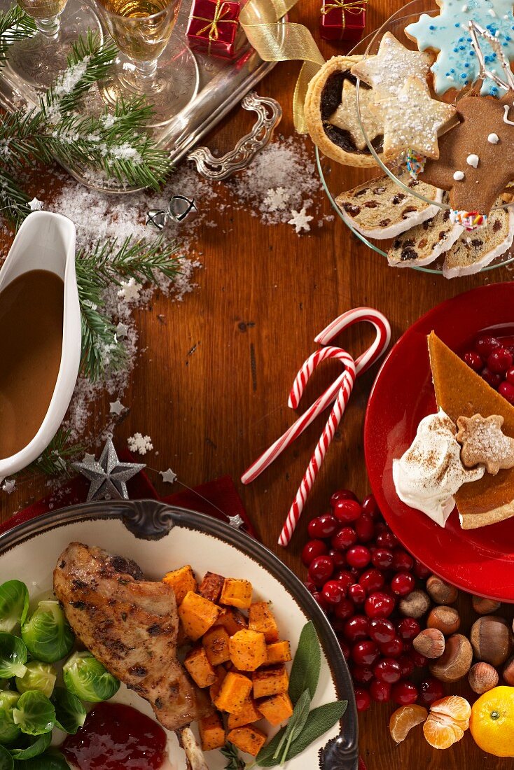 Weihnachtsmenü mit Truthahn, Gemüse, Gravy, Kürbiskuchen, Lebkuchen und Keksen (Draufsicht)