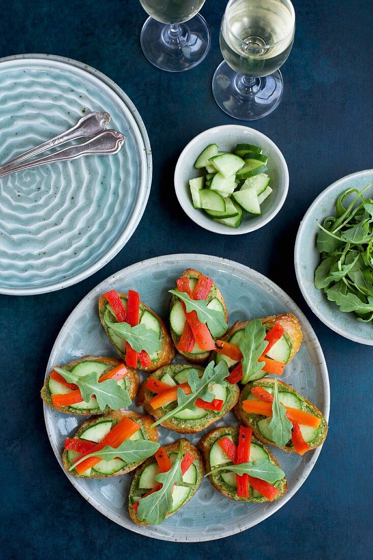 Schnittlauch-Crostini mit Gurke, geröstete Paprika und Rucola