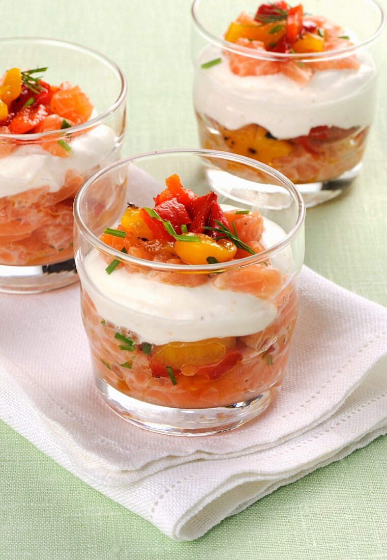 Lachstatar mit Joghurt und Paprika im Glas