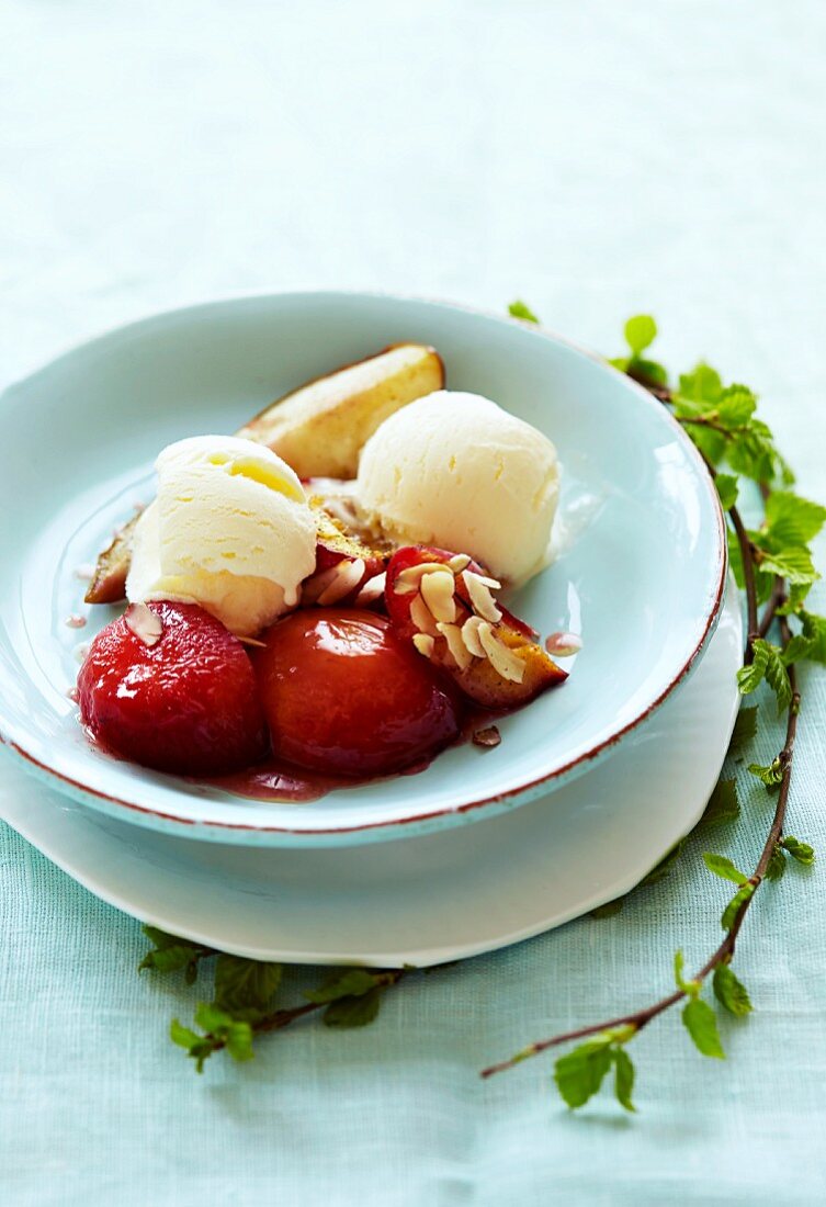 Obstsalat aus ofengebackenen Früchten mit Vanilleeis