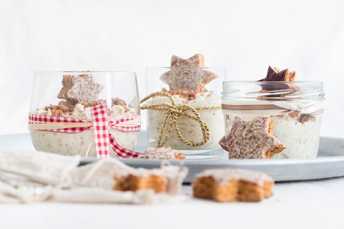 White gingerbread mousse with Elisenlebkuchen (Nuremberg gingerbread), white chocolate and cream