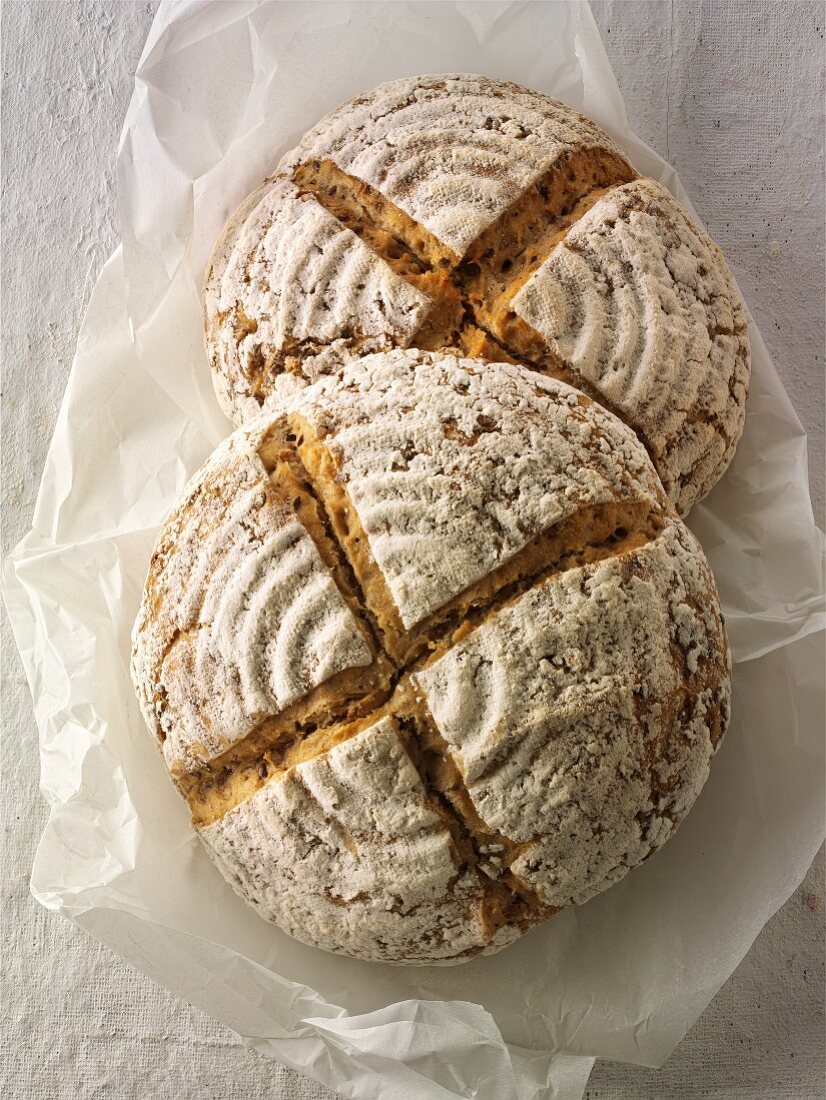 Handgemachtes Sauerteig-Vollkornbrot mit Roggenmehl