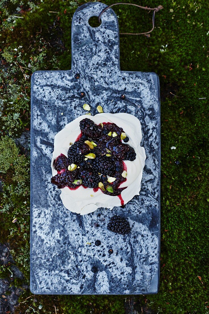 Pavlova mit Brombeeren und Pistazien