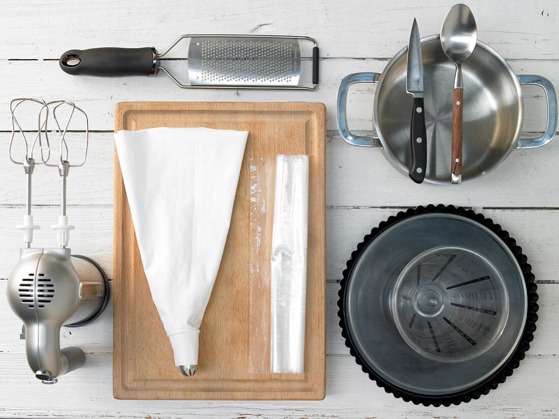 Küchengeräte die für die Zubereitung eines Limetten-Baiser-Kuchens benötigt werden