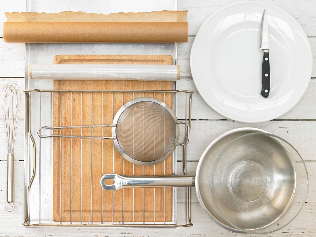 Küchengeräte für die Zubereitung von Vanillekipferl