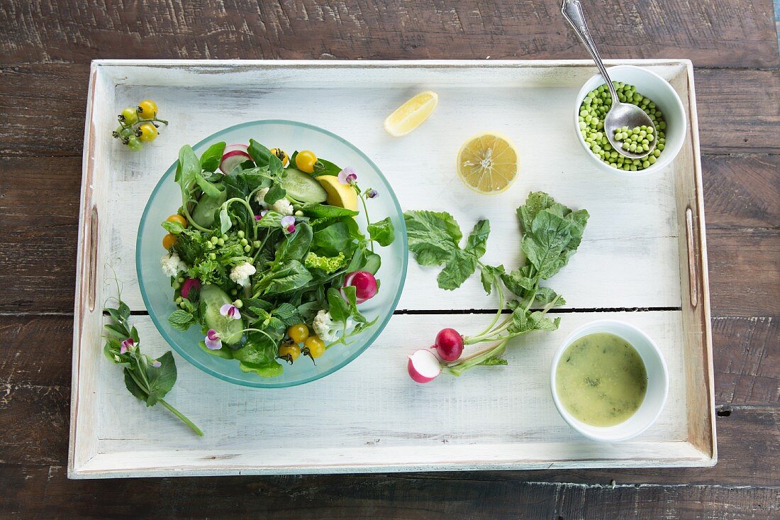 Veganer gemischter Gartensalat auf Holztablett